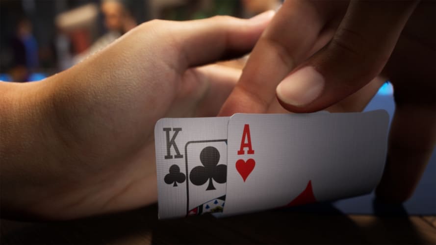 Ręka pokerowa z kartami króla i asa na stole