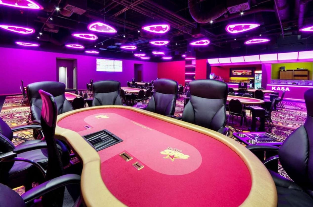 Nowoczesna sala pokerowa z różowym neonowym oświetleniem i stołem do kart