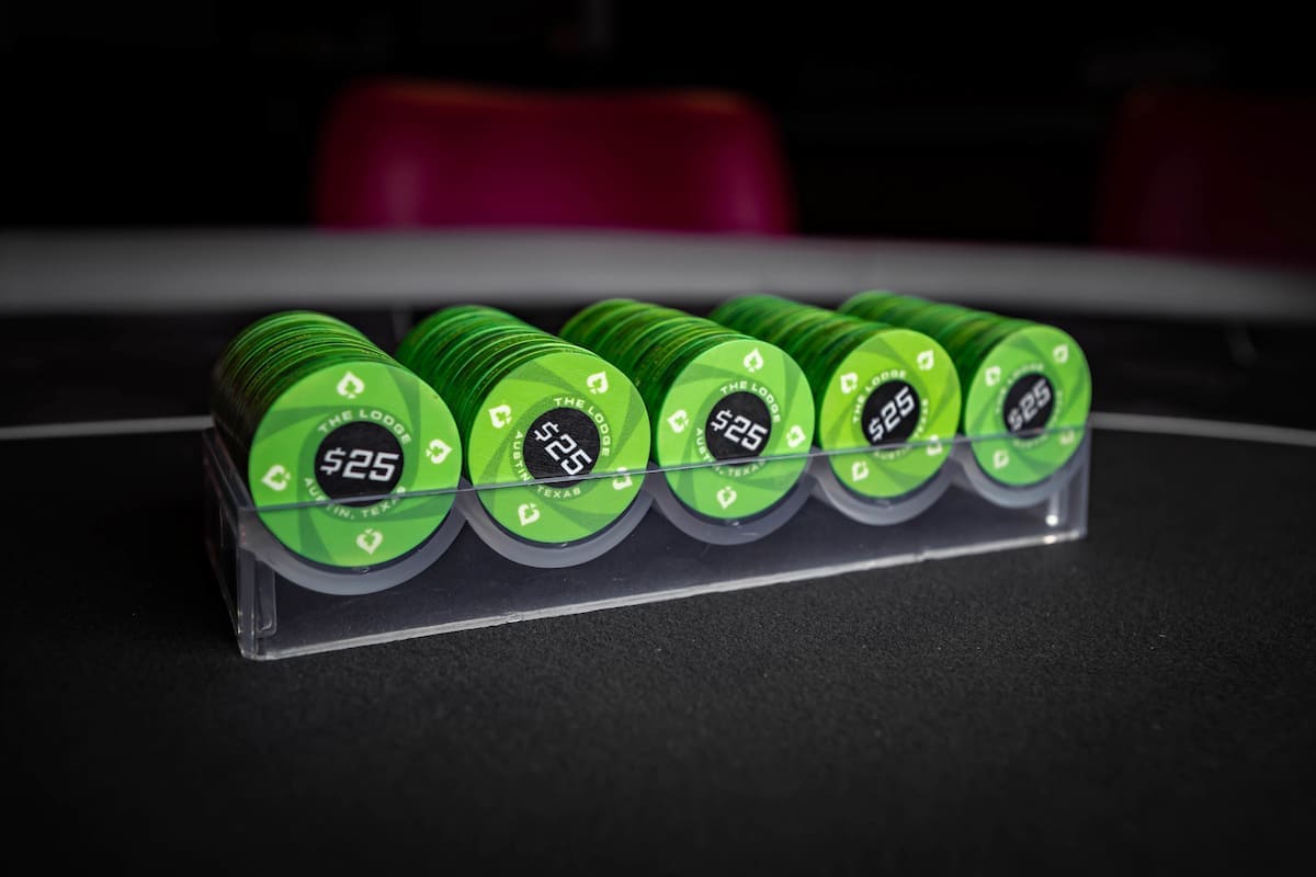 Zbliżenie na żetony pokerowe w stojaku